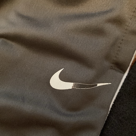 Bundle of 6 Nike hoodies, pull over & 3 sweatpants. Total of 9 items - Picture 13 of 16